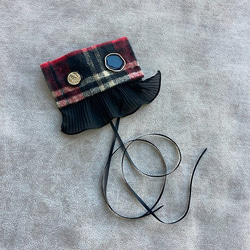 ダークレッドとダークブルーの秋冬チェック柄レザーヘッドバンドヘアロープ 6枚目の画像