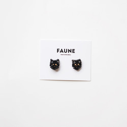 黒猫 ／ビーズ刺繍ピアス・イヤリング 1枚目の画像