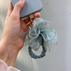 グレー グリーンの花織り 4way 携帯電話ストラップ帽子キーホルダー手首の花手作り 2枚目の画像