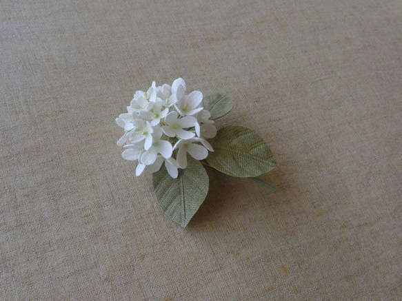 リネンの花　小さなアナベルのコサージュ 3枚目の画像
