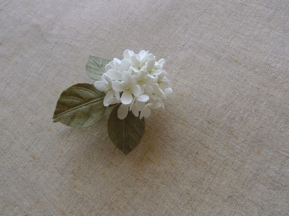 リネンの花　小さなアナベルのコサージュ 2枚目の画像