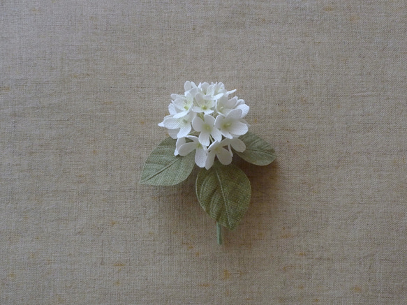 リネンの花　小さなアナベルのコサージュ 4枚目の画像