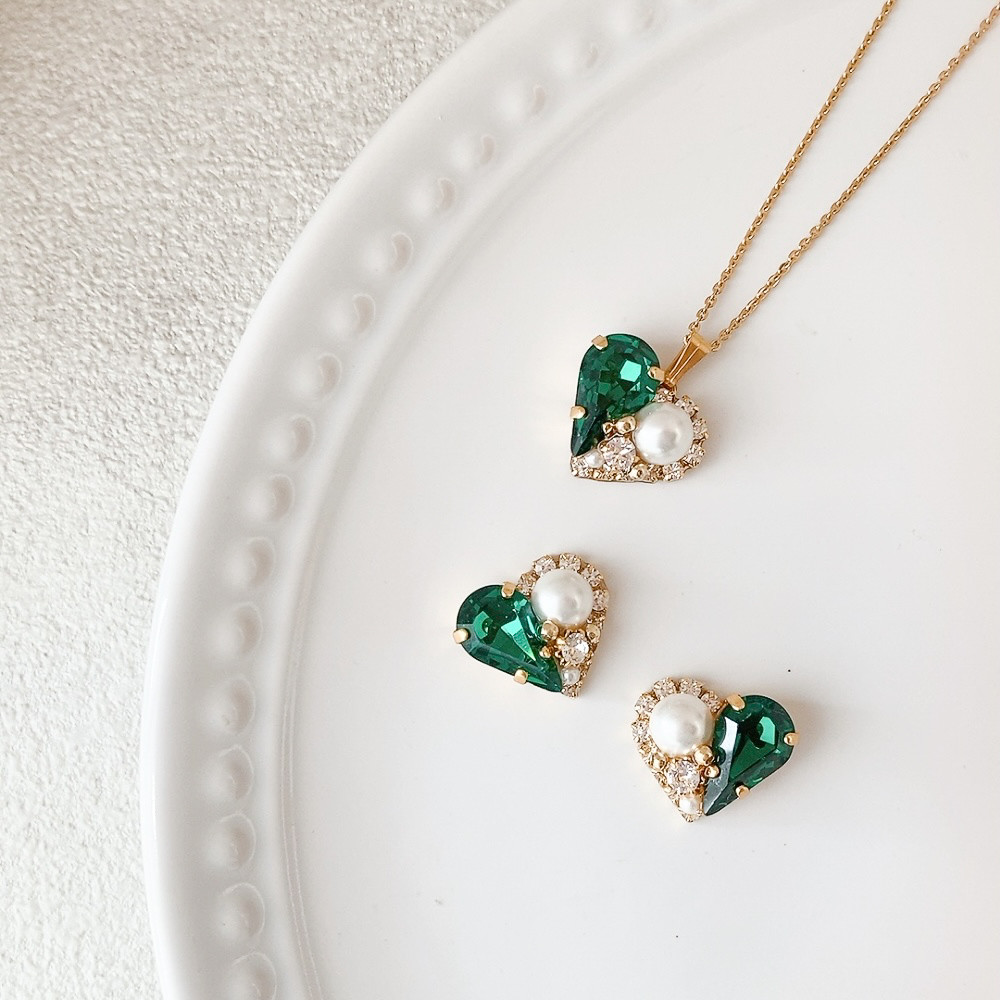【セット商品】　エメラルドハートのネックレス＆ピアス／イヤリング　5月誕生石　シンプル　パール