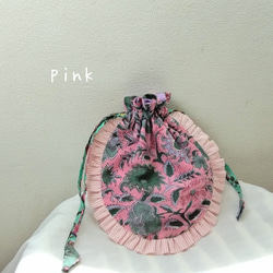 ブロックプリントのフリル丸巾着: pink 1枚目の画像