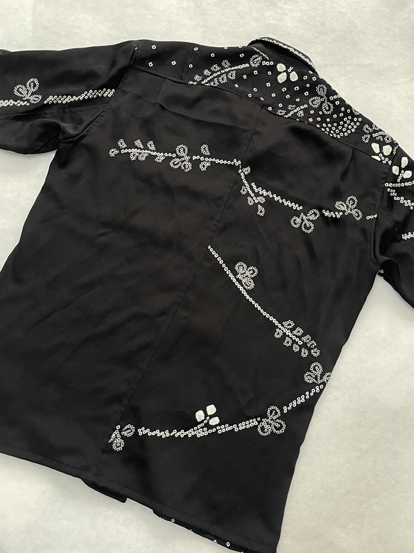 着物リメイク 黒絞りの訪問着のアロハシャツ メンズLサイズ 3枚目の画像