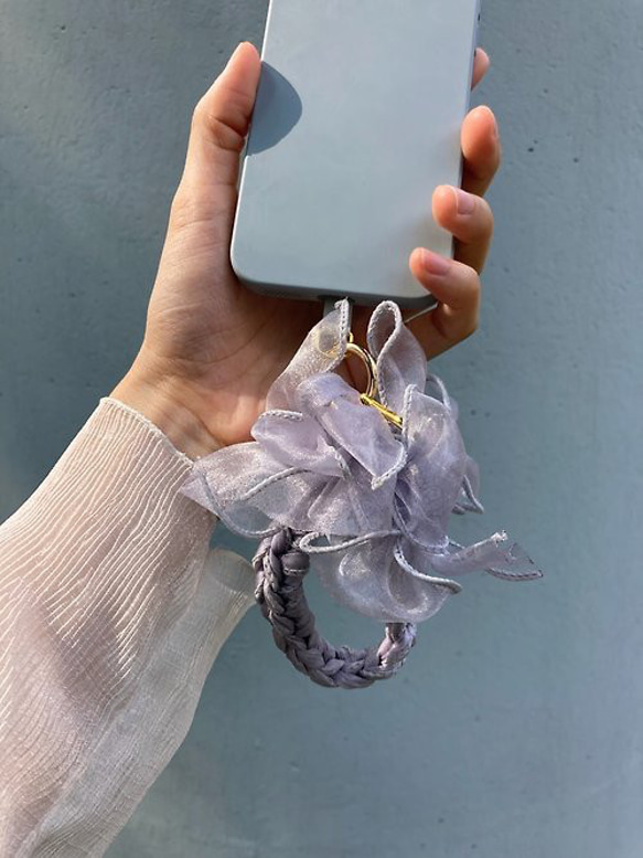 グレーの花柄織り4way携帯電話ストラップ 1枚目の画像