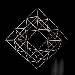 ヒンメリ「スクエアリース」小サイズ　野外使用可なアルミ製　オプションでサンキャッチャー　幾何学オブジェ　シルバー　クリス 1枚目の画像