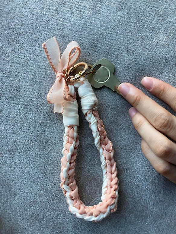 ピンクリボン編み携帯ロープキーホルダー 2Way【純綿】 2枚目の画像