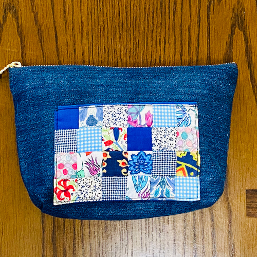 ジーンズ生地のポーチ(スクウェアパッチワークのポケット付き) ポーチ
