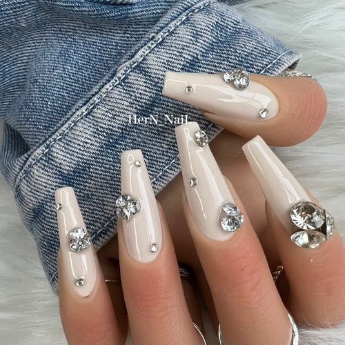 ベージュVカットストーンシンプルネイルチップ ネイルチップ（つけ爪