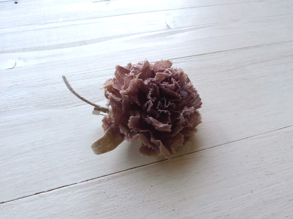 リネンの花　ぼかし紫のカーネーション コサージュ 4枚目の画像