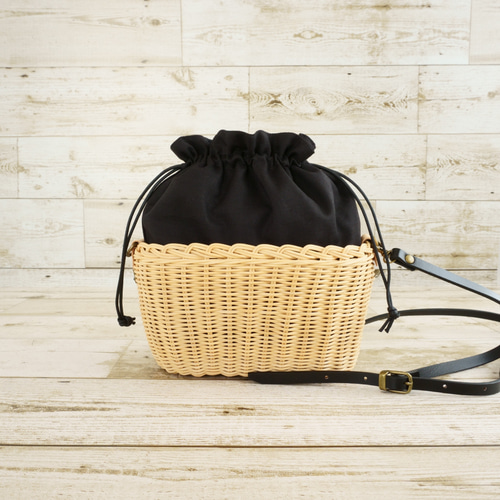 上品で洗練された大人の女性にピッタリのラタン素材のサコッシュ