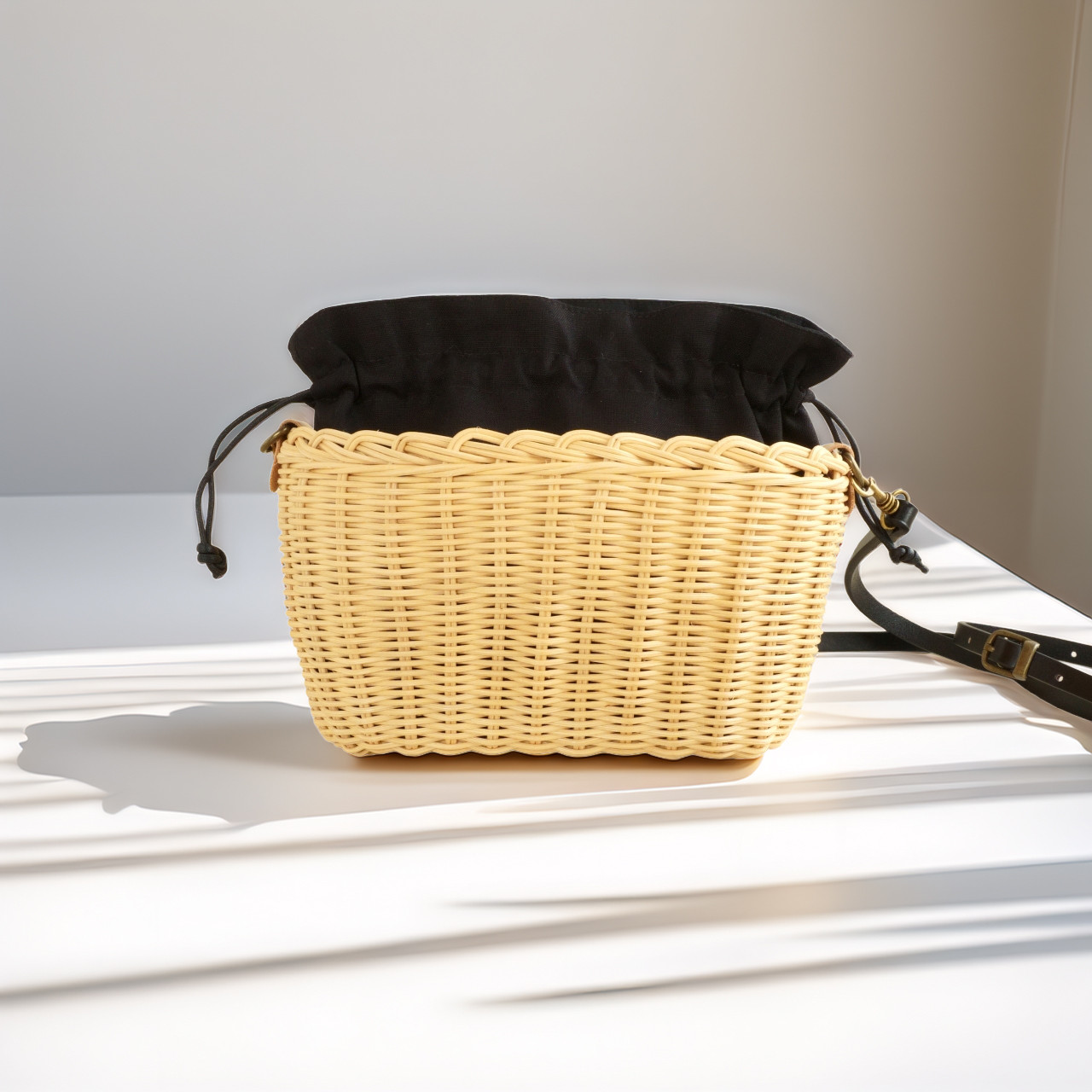 上品で洗練された大人の女性にピッタリのラタン素材のサコッシュ リネンの巾着と相性抜群❣