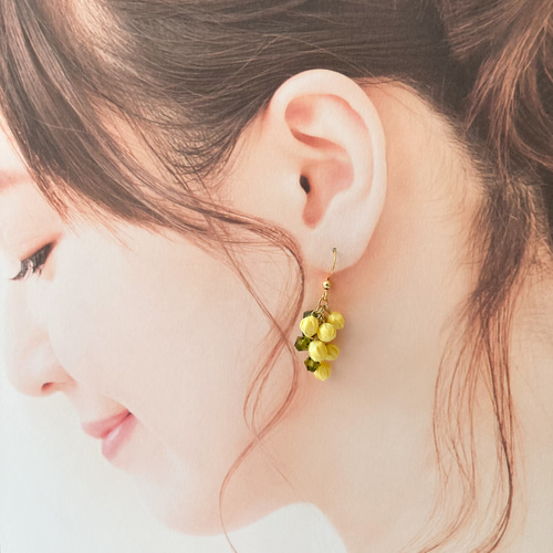 つまみ細工 ミモザのピアス/イヤリング ピアス（フック・チェーン  