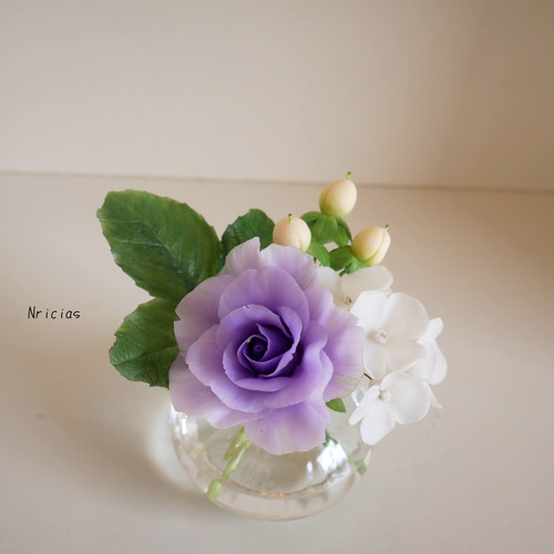 【専用です】紫系薔薇のフリル壁掛け兼置き型クレイフラワーアレンジ✨ハンドメイド 専用です】紫系薔薇のフリル壁掛け兼置き型クレイフラワー