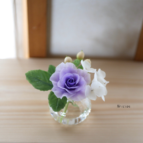 【専用です】紫系薔薇のフリル壁掛け兼置き型クレイフラワーアレンジ✨ハンドメイド 専用です】紫系薔薇のフリル壁掛け兼置き型クレイフラワーアレンジ
