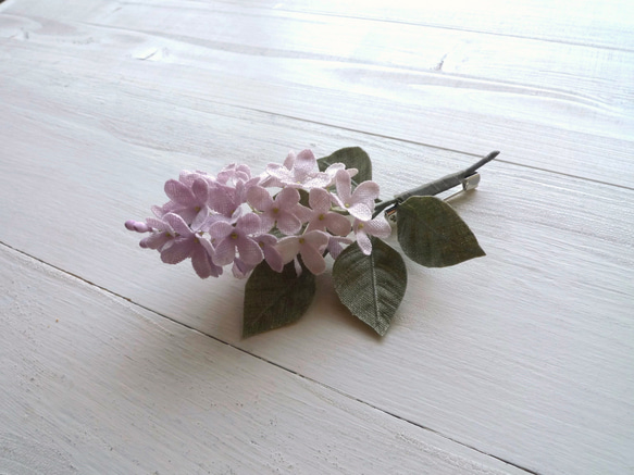 リネンの花　ライラックのコサージュ 薄い紫 2枚目の画像