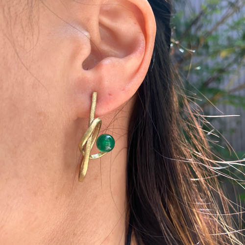 スパイラルピアス グリーンオニキス/真鍮/azur ☆個性的☆オシャレ  