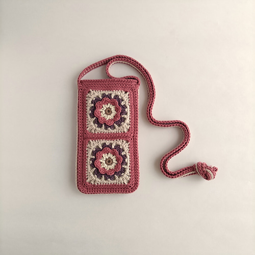 クロシェフラワーのスマホショルダー・アンティークローズ色