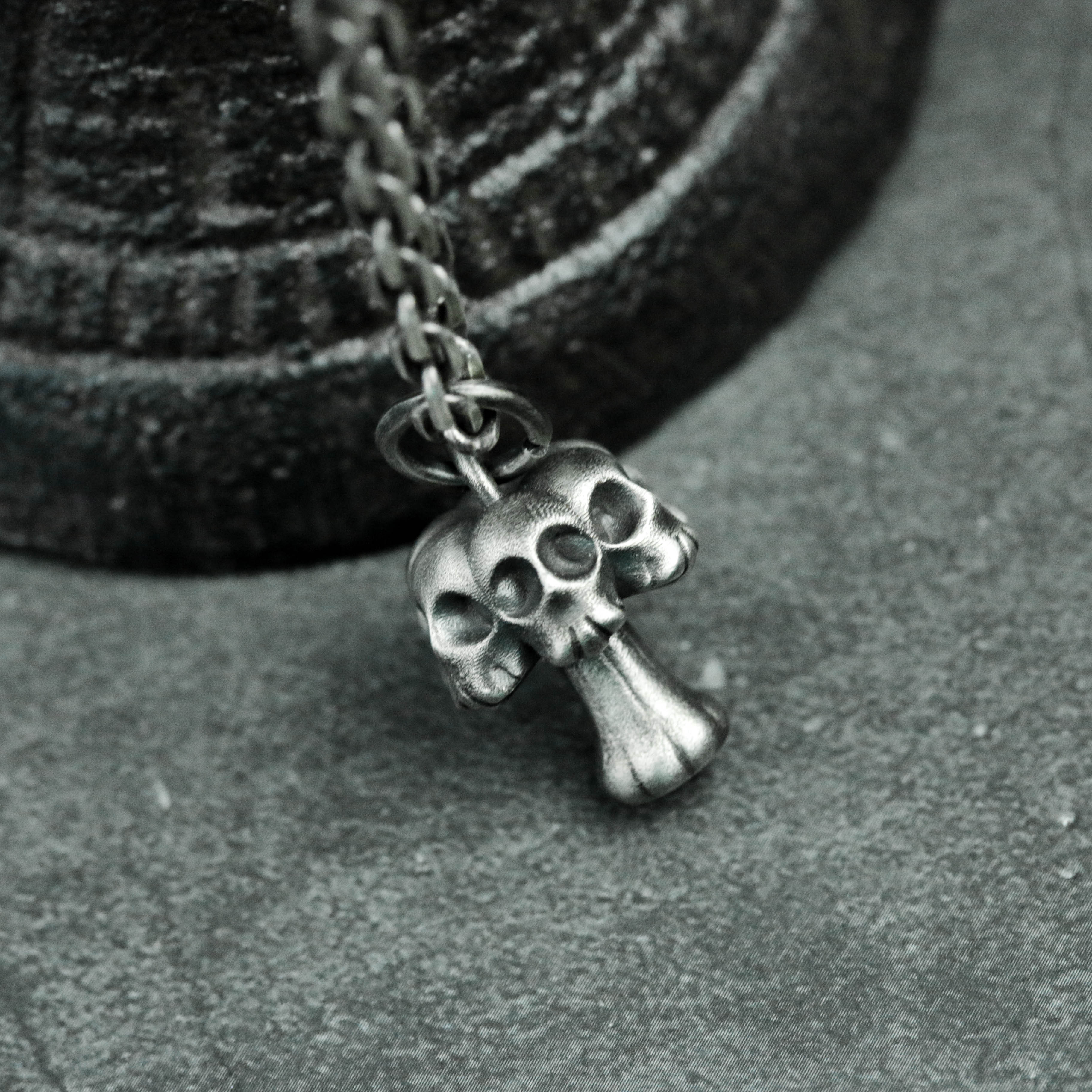 シルバー925製スカルとキノコのペンダント、毒キノコのペンダント、キノコの精のペンダント