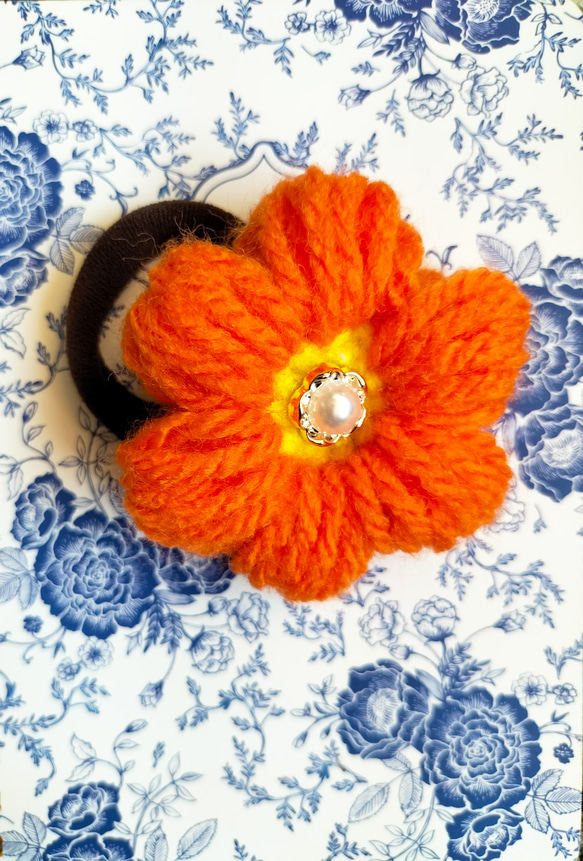 【送料無料】ぷっくりお花のヘアゴムです♪  毛糸を使って丁寧に編みました。 伸びにくい切れないゴムを使用しております。 1枚目の画像