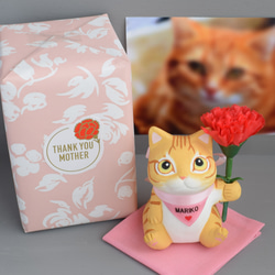 【ご予約品】オーダーメイド絵付け/母の日カーネーションを贈る猫（ご希望の文字をお入れ致します） 1枚目の画像