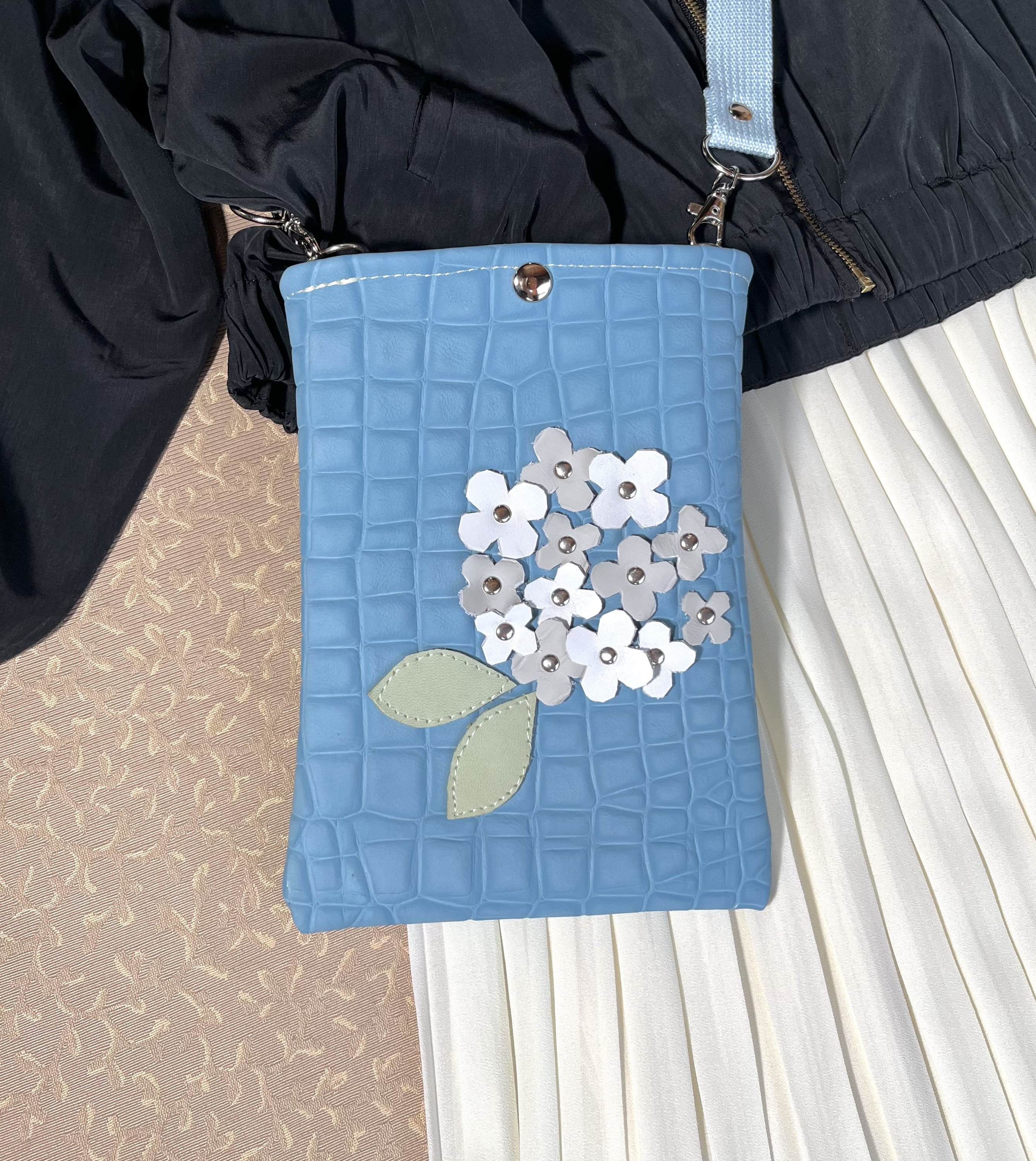 白いあじさい咲く型押し本革スマホポシェット たつのレザー サコッシュ 紫陽花と石畳 母の日