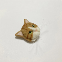 羊毛フェルト 猫ブローチ 茶トラ白 3枚目の画像