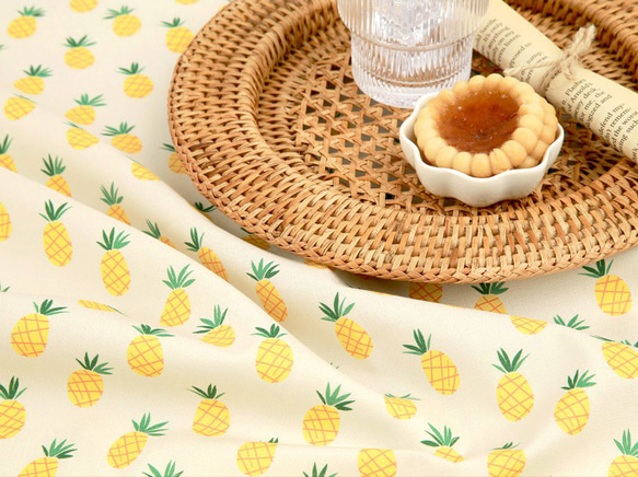 韓国製 果物柄 洋梨柄 北欧風の洋梨 生地 コットン100％シーチング Pineapple 2枚目の画像