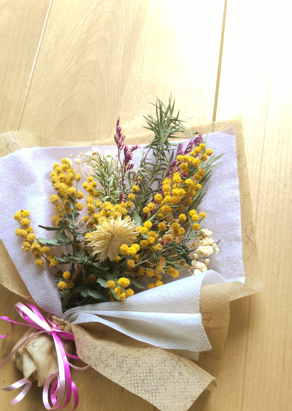 【プレゼントやインテリアに】本物ミモザの幸せ花束〜ナチュラルな花々をそえて〜② 2枚目の画像