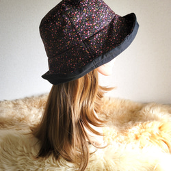 ブラック×ピンク系小花柄★ひとつ持っていると便利なプレーン帽子 10枚目の画像