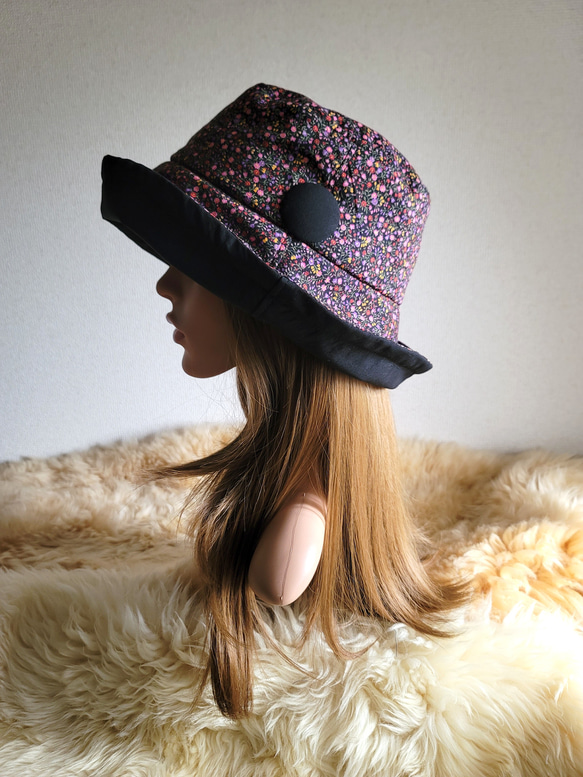 ブラック×ピンク系小花柄★ひとつ持っていると便利なプレーン帽子 3枚目の画像