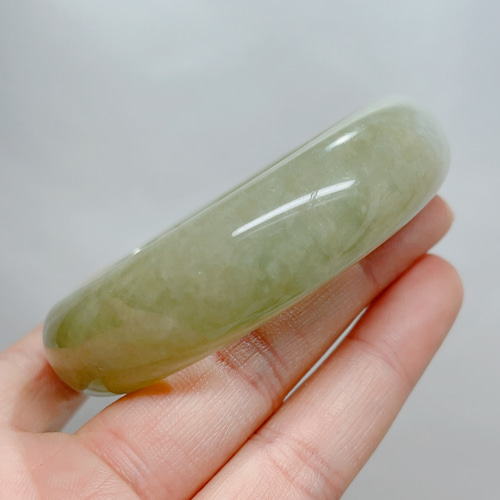 【新入荷】本翡翠保証‼️天然翡翠バングル　内径約59.8mm 新入荷】本翡翠保証‼️天然翡翠バングル 漂花 内径約51mm - メルカリ