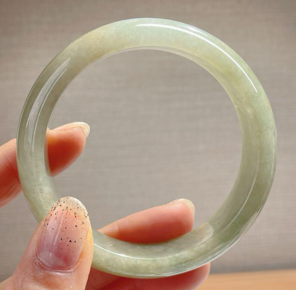【新入荷】本翡翠保証‼️天然翡翠バングル　内径約59.8mm 新入荷】本翡翠保証‼️天然翡翠バングル 漂花 内径約51mm - メルカリ