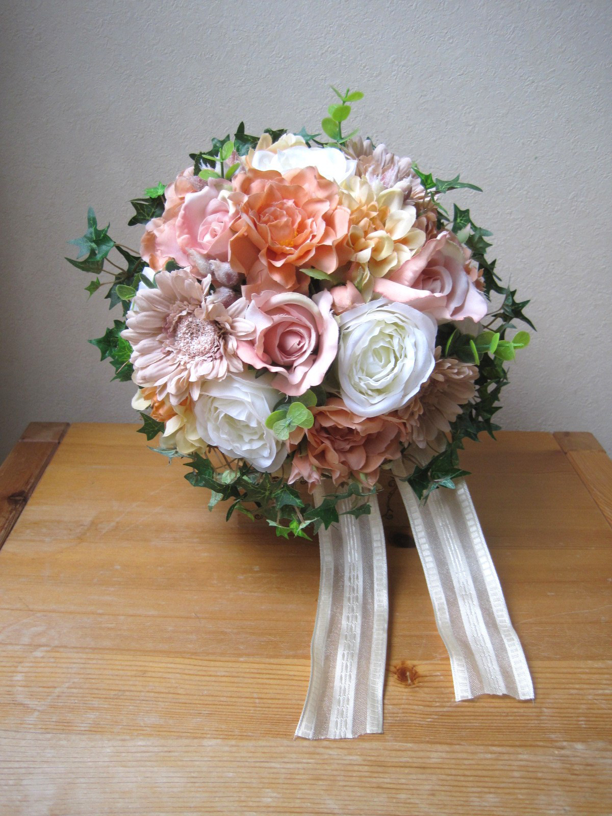 アプリコットのクラッチブーケ♪ナチュラルブーケ♪ブートニア付き♪生花みたいに綺麗な造花です♪高品質なのに安い