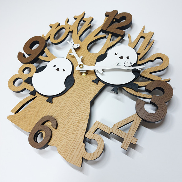 【期間限定値下げ3000円引き】【名入れ・文字入れ】　木と２羽のシマエナガ　　3Dデザイン 静音壁掛け時計 4枚目の画像