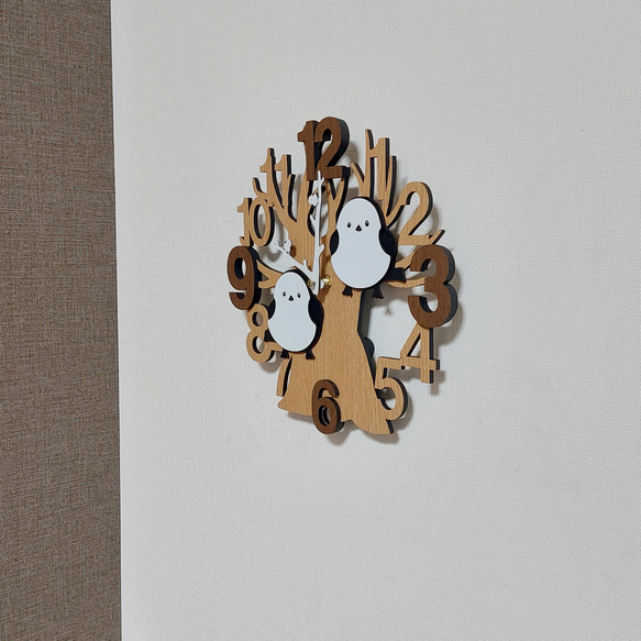 【期間限定値下げ3000円引き】【名入れ・文字入れ】　木と２羽のシマエナガ　　3Dデザイン 静音壁掛け時計 6枚目の画像