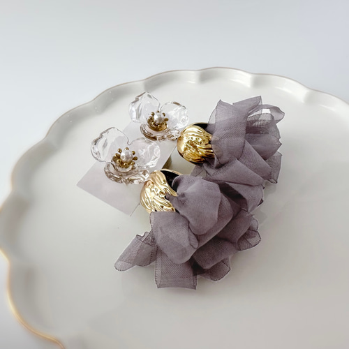 ピアス】パープルグレーリボンタッセルとフラワー/揺れる くすみカラー