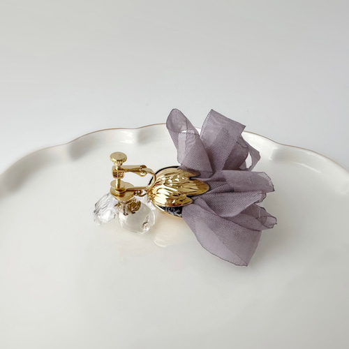 パープルグレータッセルとクリアフラワーピアス（イヤリング）揺れる