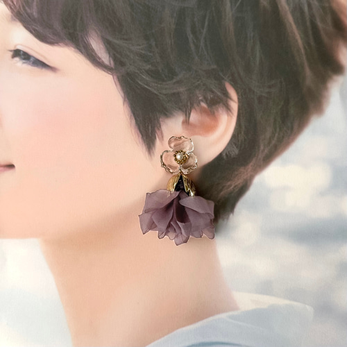 パープルグレータッセルとクリアフラワーピアス（イヤリング）揺れる