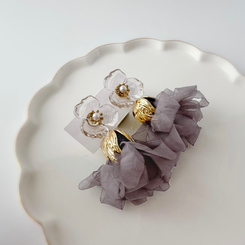 パープルグレータッセルとクリアフラワーピアス（イヤリング）揺れる