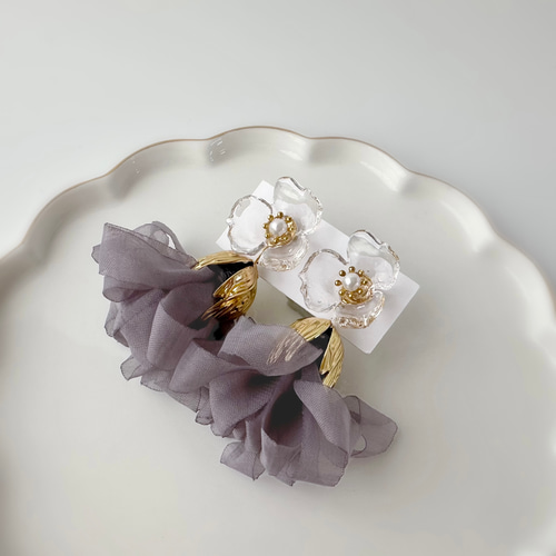 パープルグレータッセルとクリアフラワーピアス（イヤリング）揺れる