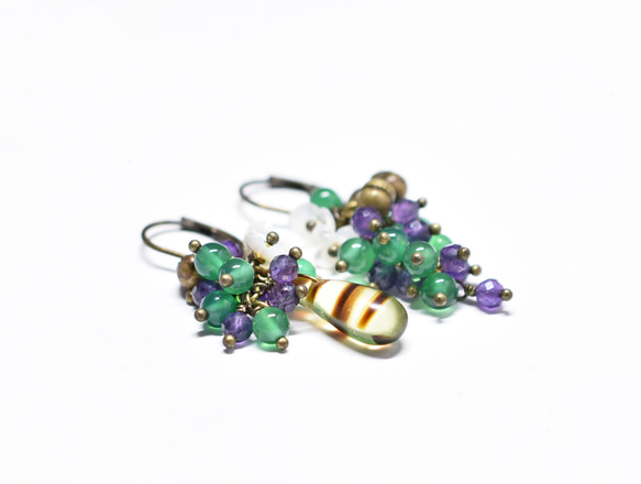 鈾玻璃婚禮珠、重型紫水晶和綠瑪瑙、白珍珠牡蠣花和民族鐘形耳環 第5張的照片
