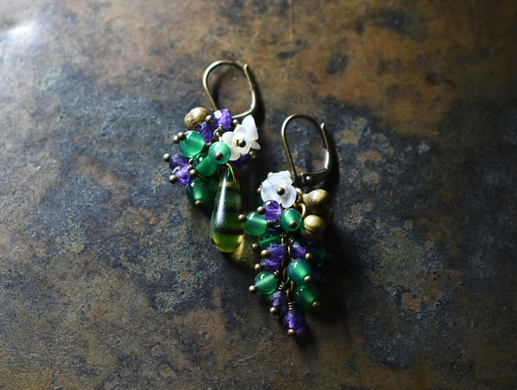 鈾玻璃婚禮珠、重型紫水晶和綠瑪瑙、白珍珠牡蠣花和民族鐘形耳環 第2張的照片