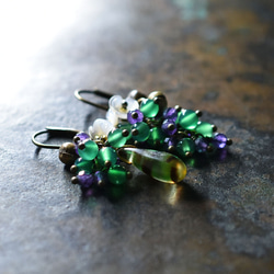 鈾玻璃婚禮珠、重型紫水晶和綠瑪瑙、白珍珠牡蠣花和民族鐘形耳環 第1張的照片