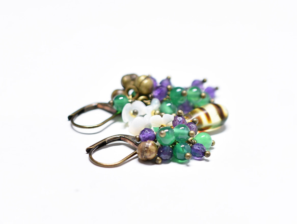 鈾玻璃婚禮珠、重型紫水晶和綠瑪瑙、白珍珠牡蠣花和民族鐘形耳環 第6張的照片