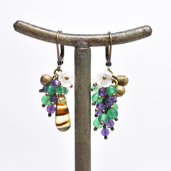 鈾玻璃婚禮珠、重型紫水晶和綠瑪瑙、白珍珠牡蠣花和民族鐘形耳環 第7張的照片