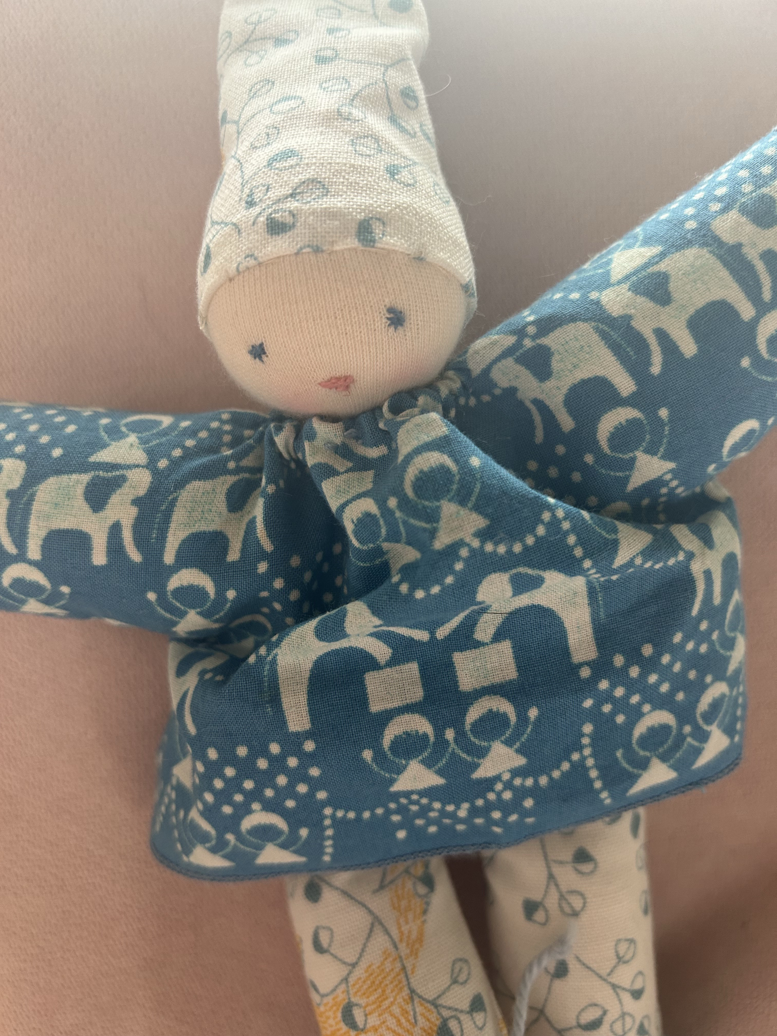 帽子をかぶった布人形さん