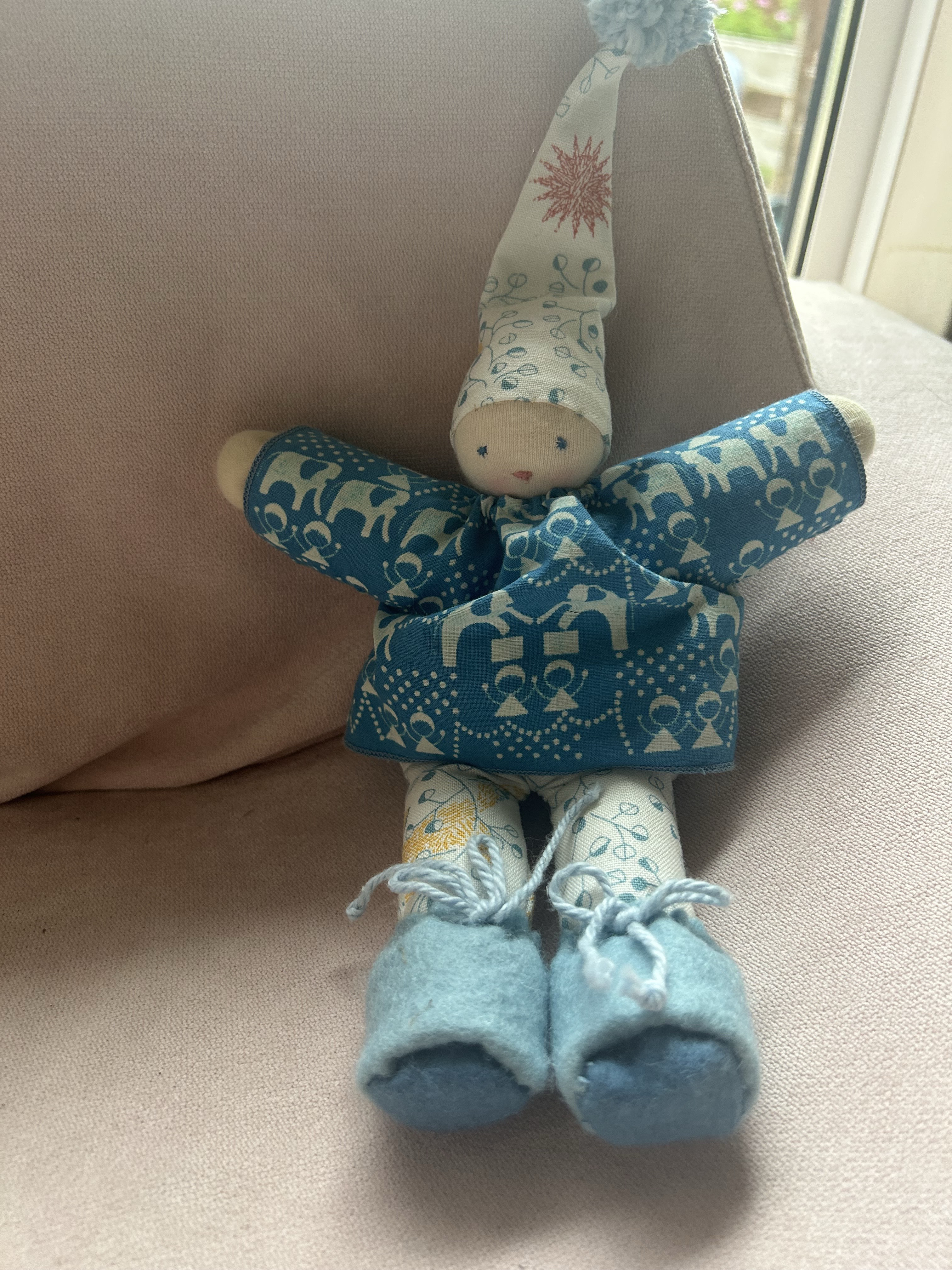 帽子をかぶった布人形さん