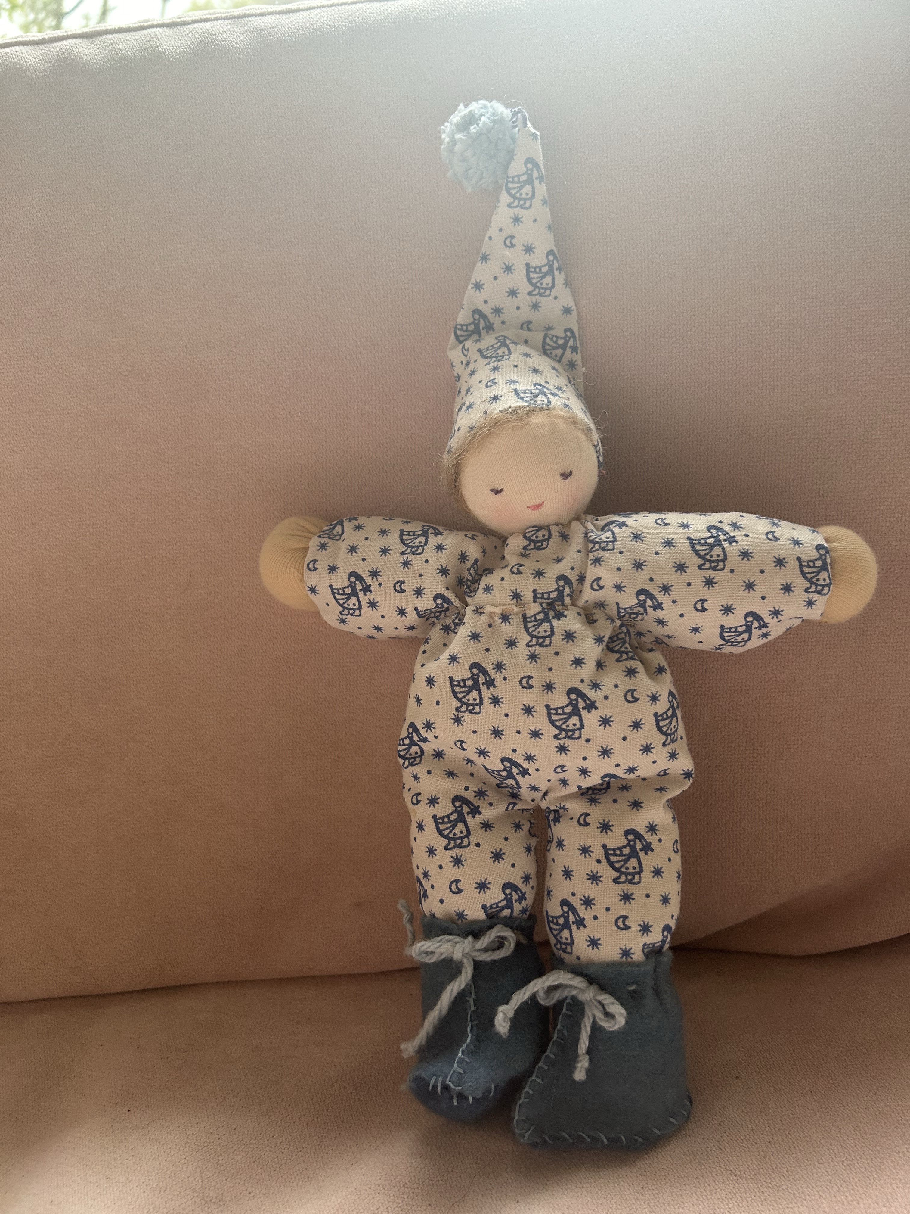 とんがり帽子とフェルトの靴の布人形さん